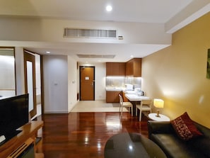 Grand Deluxe Double Suite | Living area | Flat-screen TV