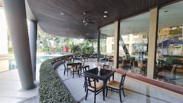 Melayani makan siang dan makan malam dengan sajian masakan Jepang