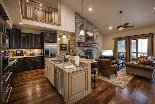 Casa, 4 habitaciones | Cocina privada | Refrigerador con congelador, microondas, horno y parrilla de estufa