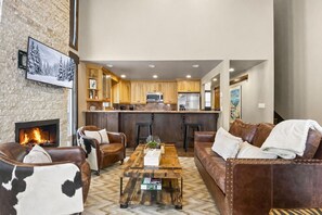 Condo, 2 habitaciones | Área de sala de estar | Televisión 