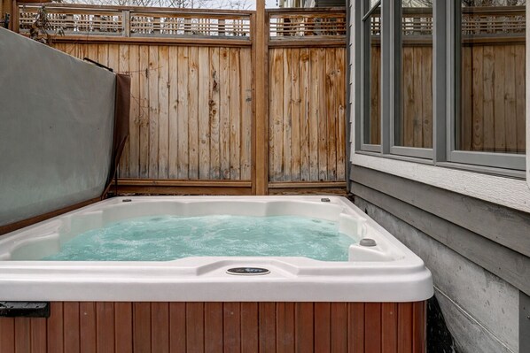 House, 4 Bedrooms | Outdoor spa tub