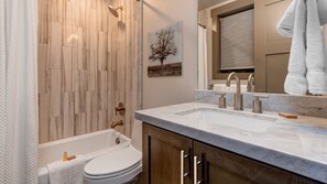 House, 4 Bedrooms | Bathroom | Towels, shampoo