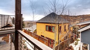 House, 4 Bedrooms | Balcony