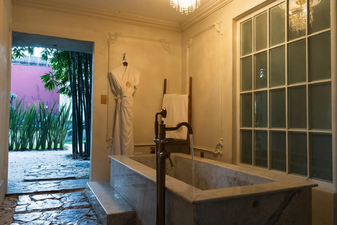 Habitación doble estándar, 1 cama Queen size | Baño | Tina y regadera independientes y regadera con hidromasaje 