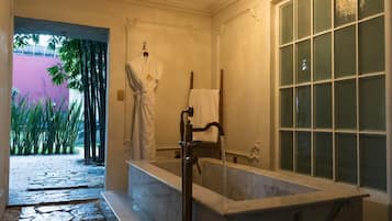 Habitación doble estándar, 1 cama Queen size | Baño | Tina y regadera independientes y regadera con hidromasaje