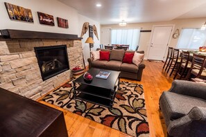 Condo, 2 Bedrooms | Living area