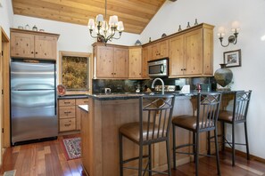 Townhome, 3 Bedrooms | Private kitchen | Fridge, microwave, oven, dishwasher - 188 Ridgepoint 3 Bedroom Townhouse by RedAwning (Avon)