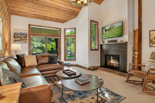 125 Ridgepoint  3 Bedroom Townhouse by RedAwning