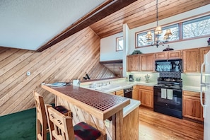Townhome, 3 Bedrooms | Private kitchen | Fridge, microwave, oven, dishwasher - Ridgepoint Townhomes (Avon)