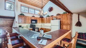 Townhome, 3 Bedrooms | Private kitchen | Fridge, microwave, oven, dishwasher