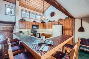 Townhome, 3 Bedrooms | Private kitchen | Fridge, microwave, oven, dishwasher