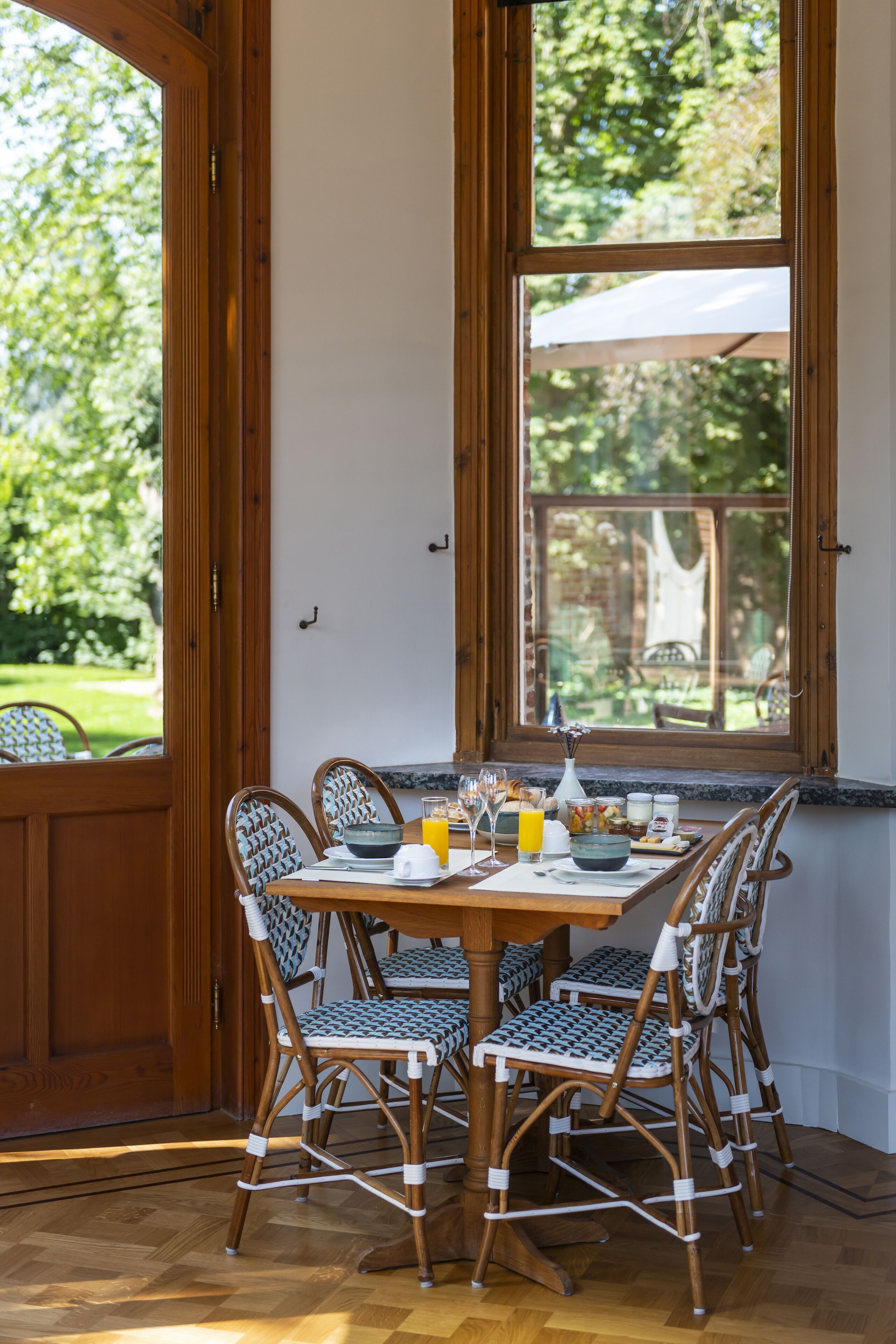 daily buffet breakfast (eur 20 per person)