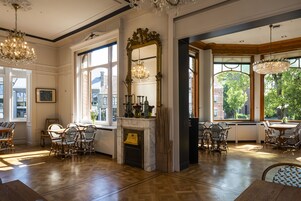 Se ofrece un desayuno bufé todos los días (20 EUR por persona)