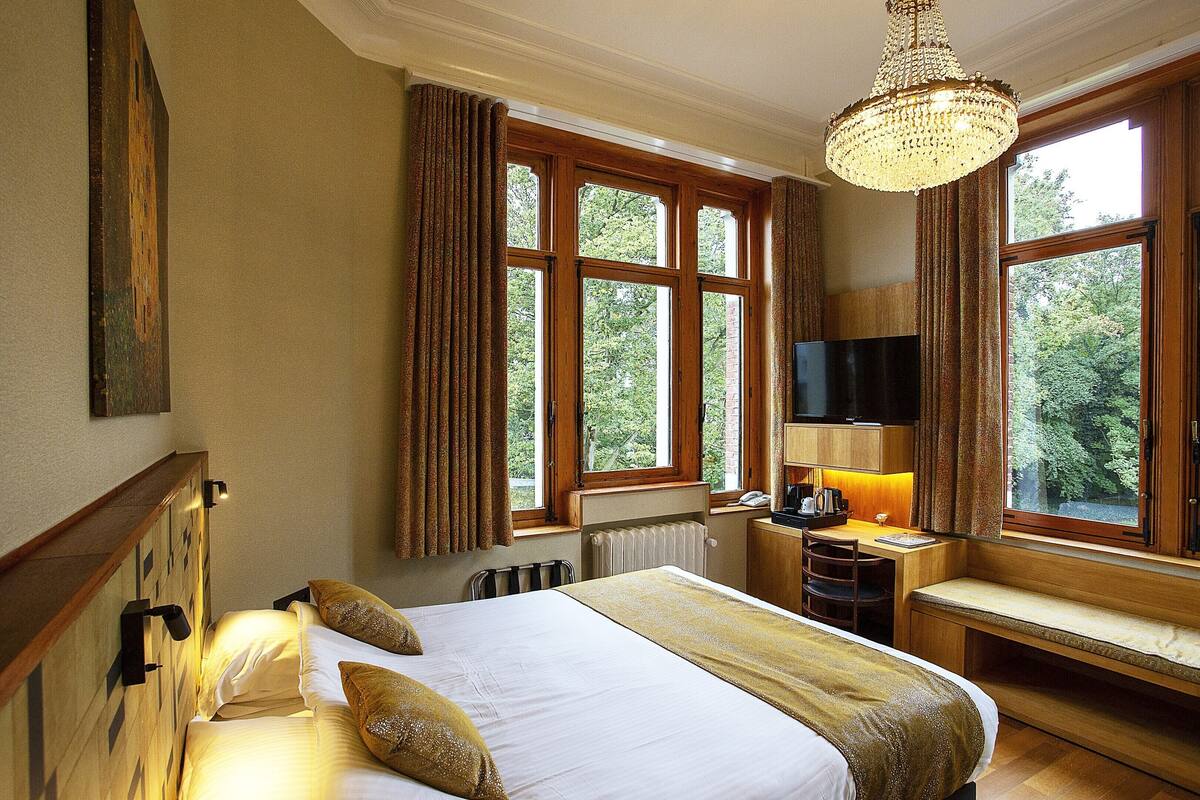 superior double room, 1 king bed, non smoking | premium bedding, minibar, individually decorated, individually furnished