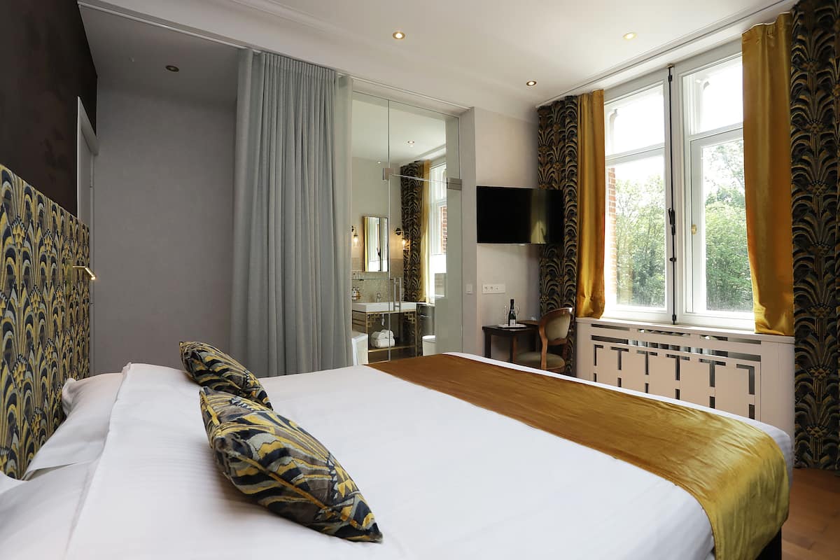 Suíte júnior, 1 cama King, vista para o jardim | Roupas de cama premium, frigobar, escrivaninha
