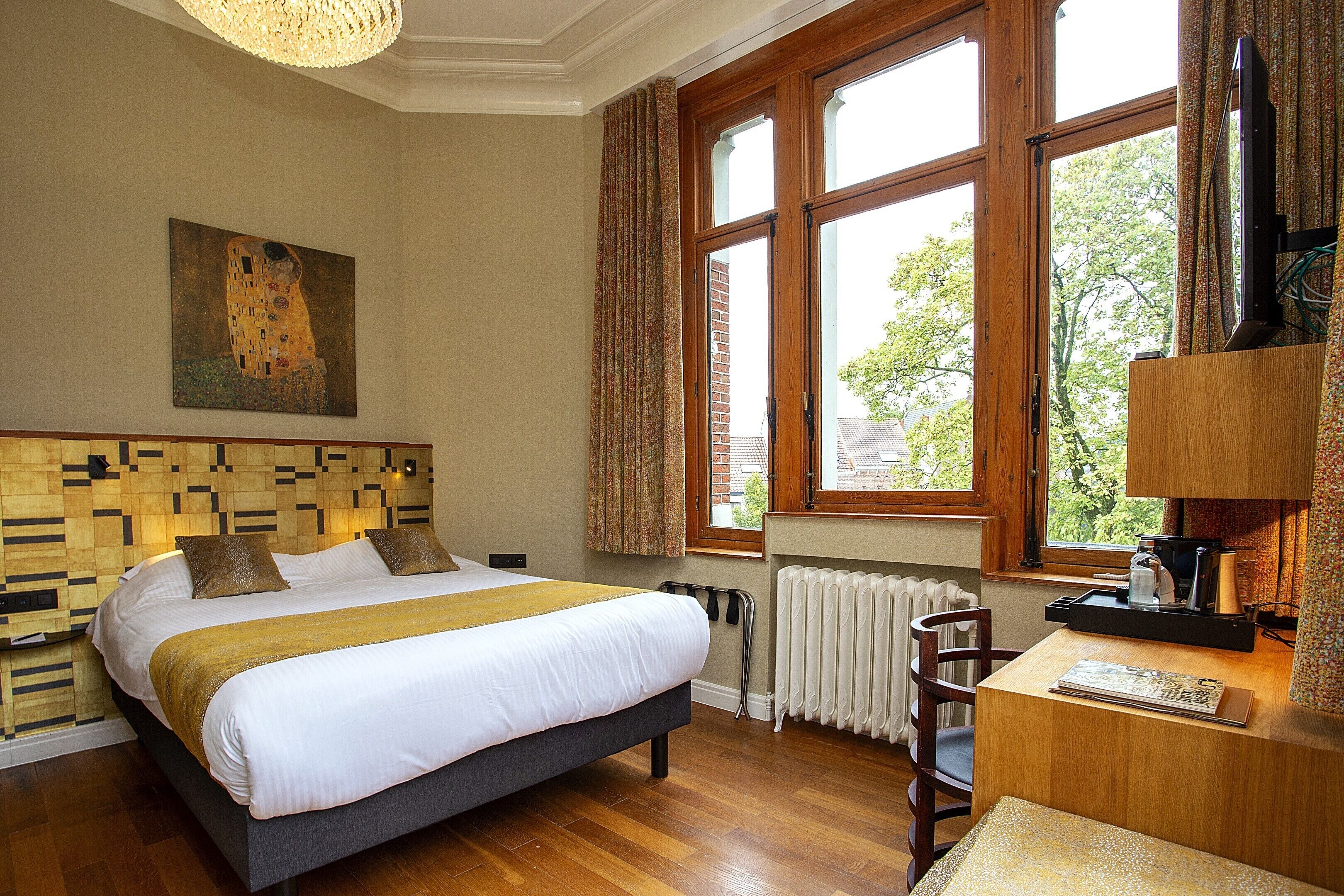 superior double room, 1 king bed, non smoking | premium bedding, minibar, individually decorated, individually furnished