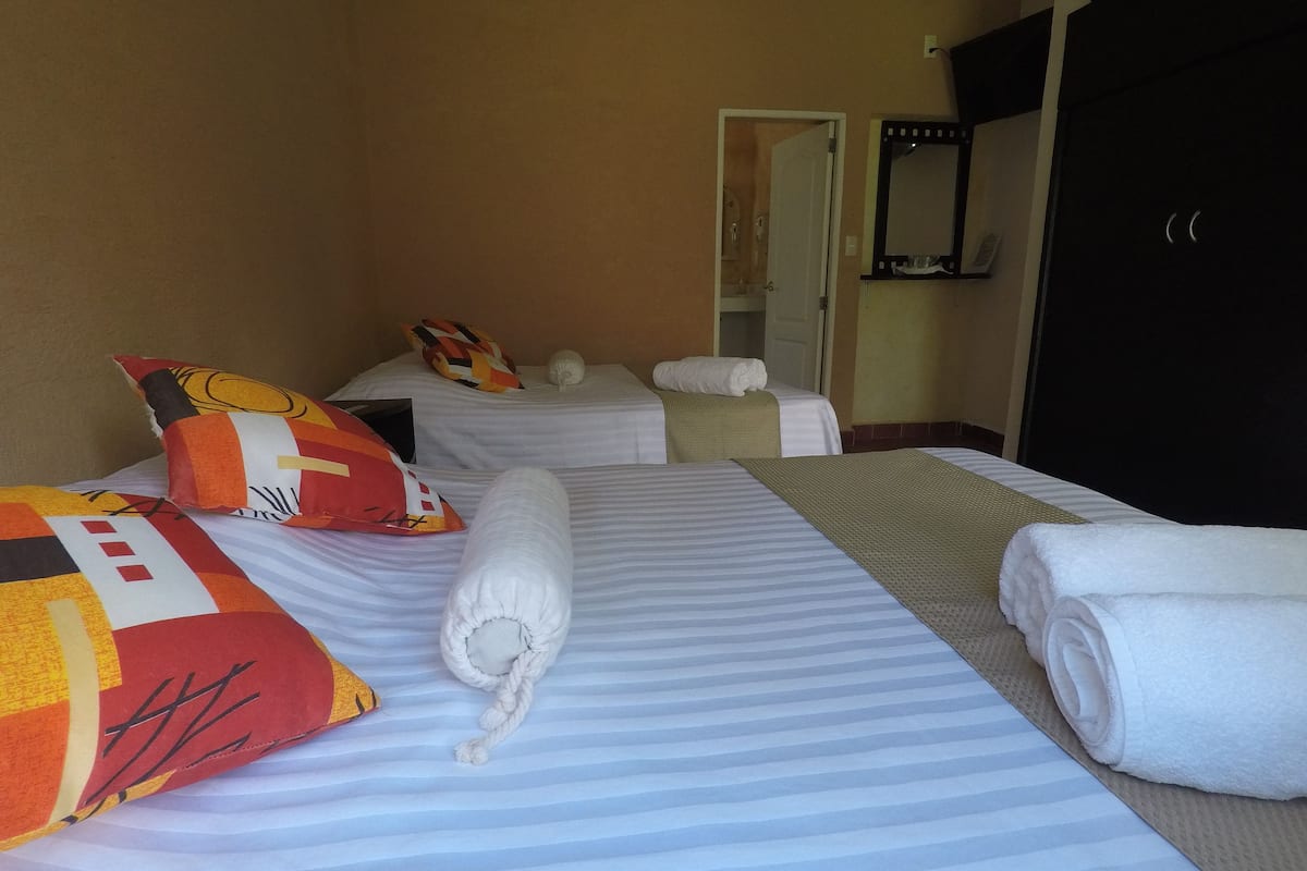 Doppelzimmer, 2 Doppelbetten, Badewanne