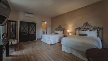 Habitación superior, 2 camas dobles | Caja fuerte, tabla de planchar con plancha, wifi gratis y ropa de cama