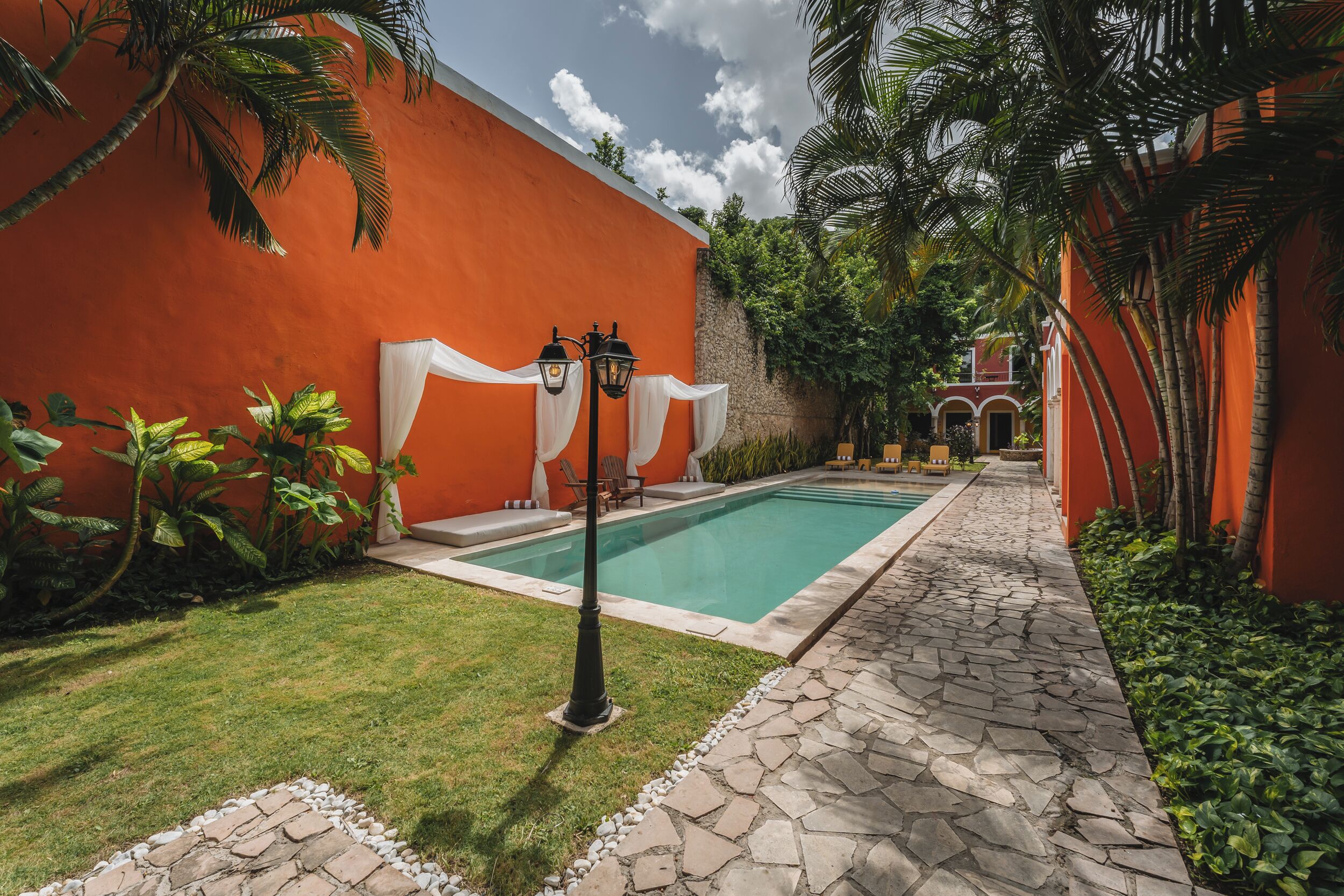 Una piscina al aire libre