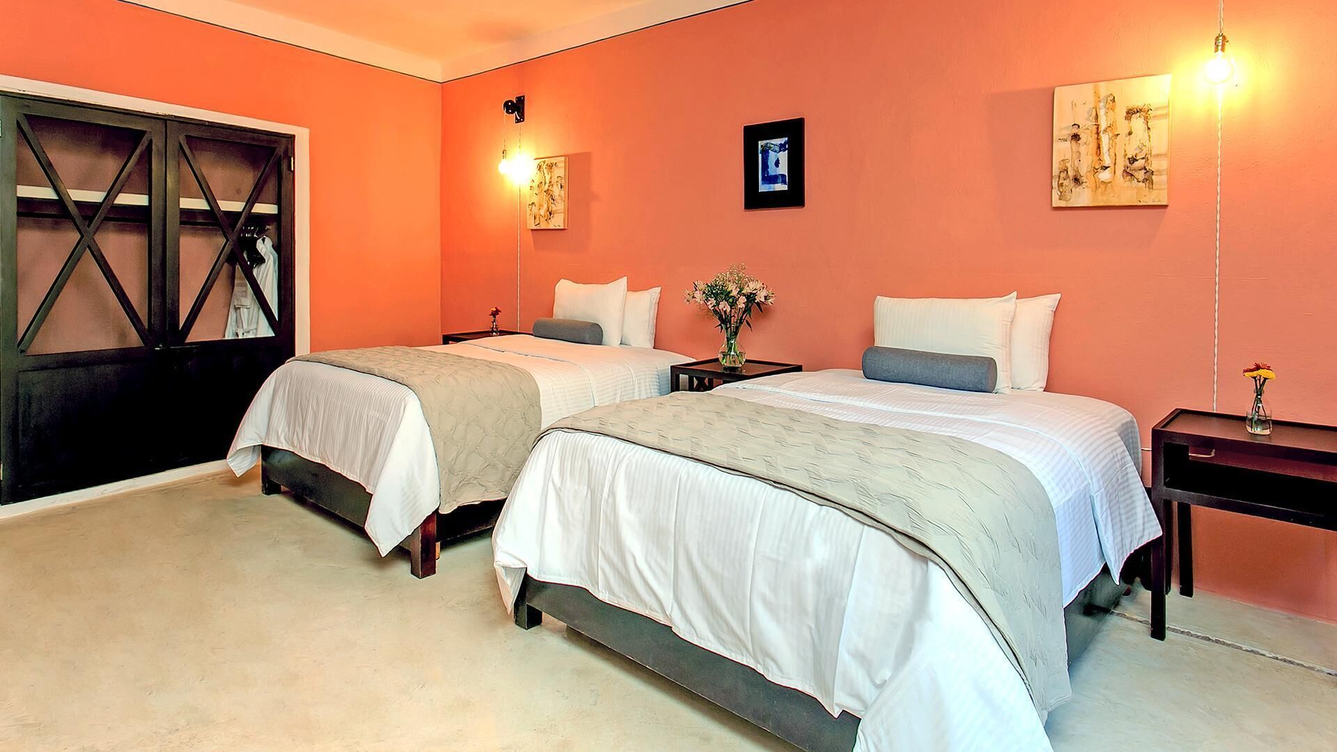 Caja fuerte, tabla de planchar con plancha, wifi gratis y ropa de cama