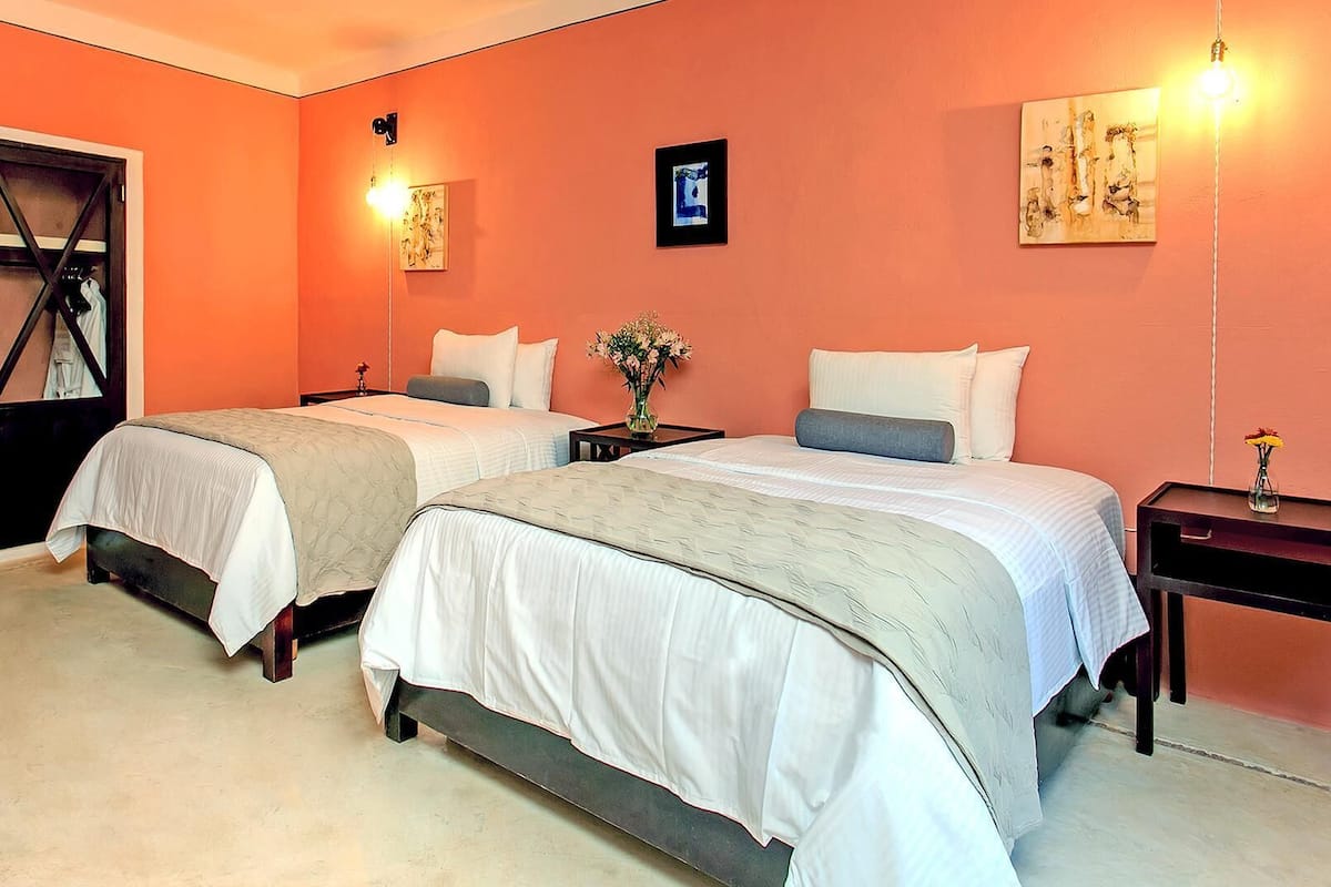 Caja fuerte, tabla de planchar con plancha, wifi gratis y ropa de cama