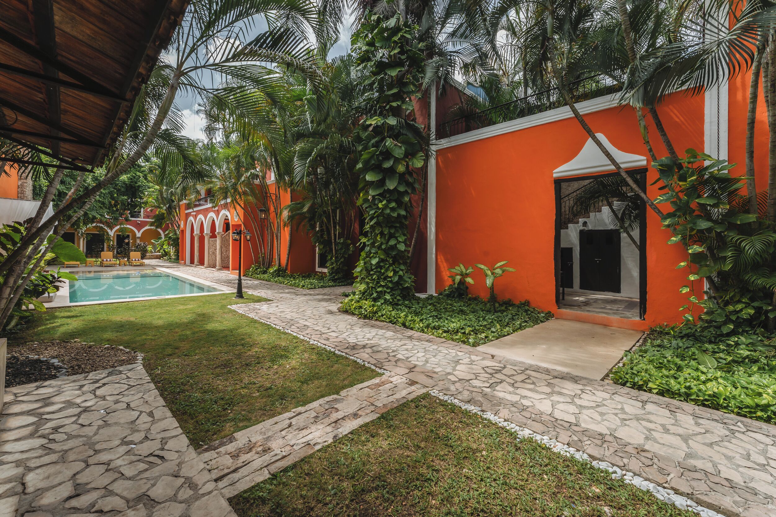 Una piscina al aire libre