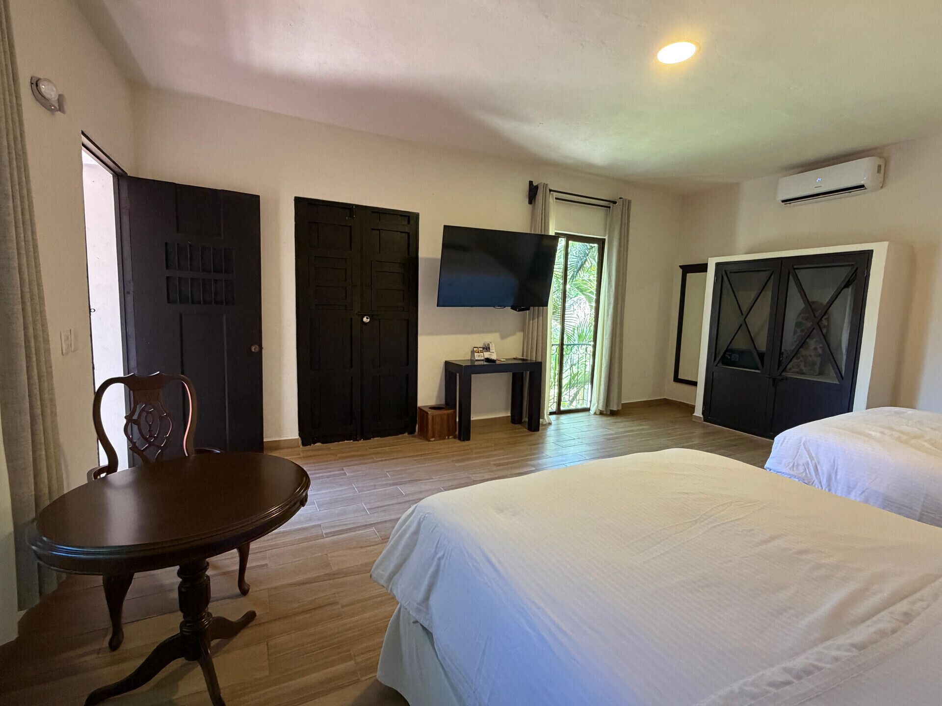 Cofres nos quartos, ferros/tábuas de passar roupa, Wi-Fi de cortesia