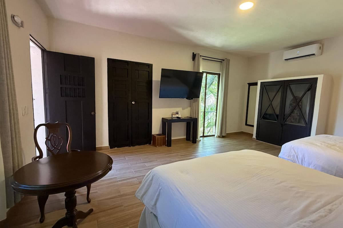 Cofres nos quartos, ferros/tábuas de passar roupa, Wi-Fi de cortesia