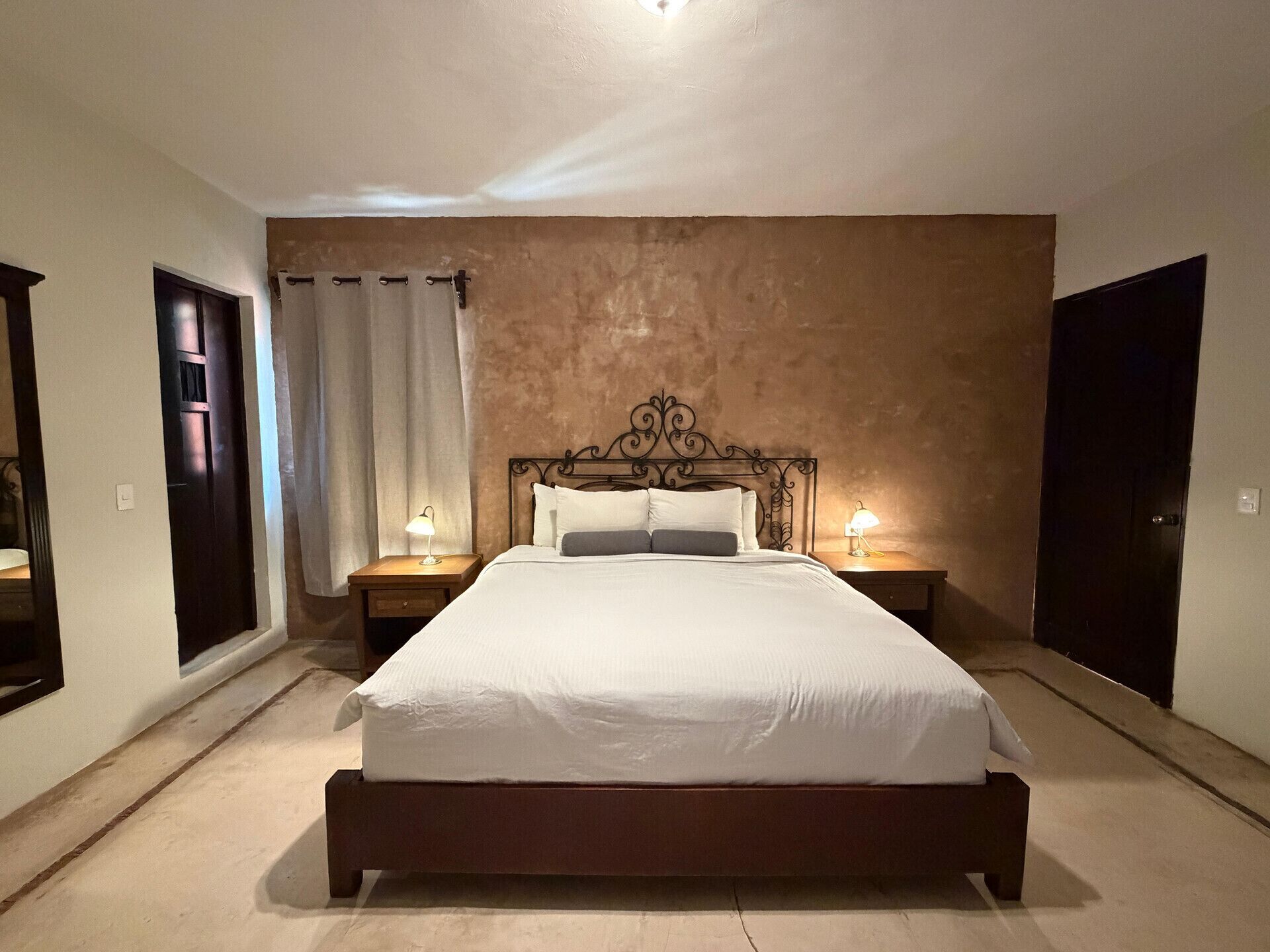 Cofres nos quartos, ferros/tábuas de passar roupa, Wi-Fi de cortesia