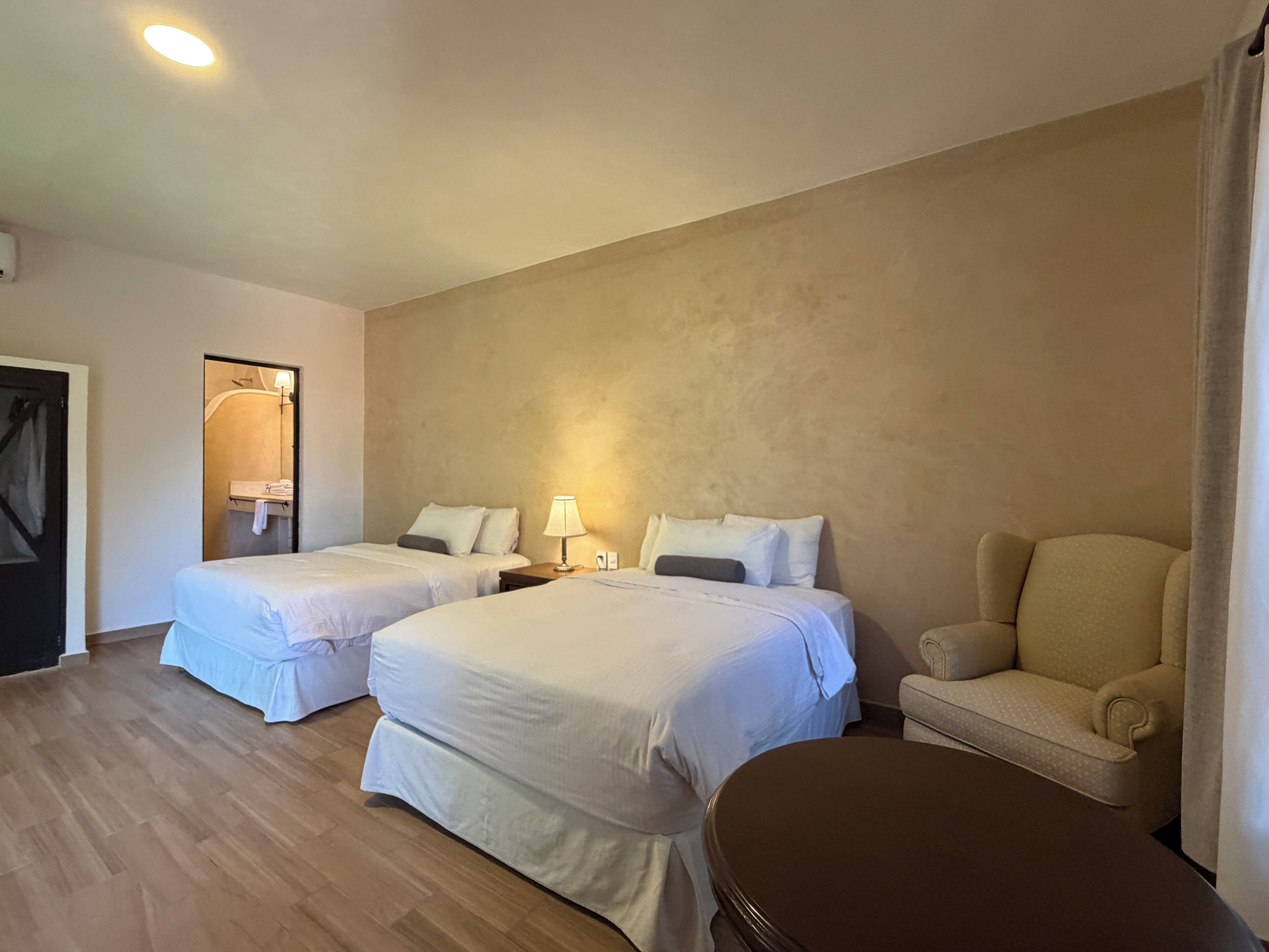 Superior-værelse - 2 dobbeltsenge | Pengeskab på værelset, strygejern/strygebræt, gratis Wi-Fi, sengetøj