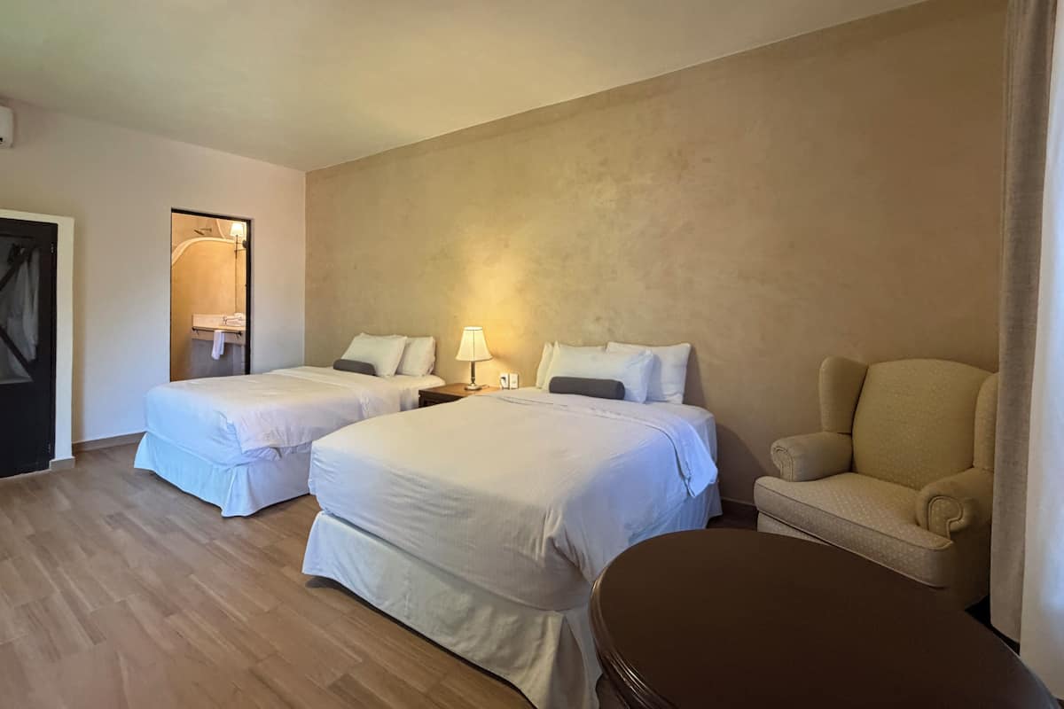 Quarto superior, 2 camas de casal | Cofres nos quartos, ferros/tábuas de passar roupa, Wi-Fi de cortesia