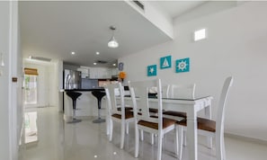 Fridge, microwave, oven, stovetop - Edificio Bay Point (San Andrés)