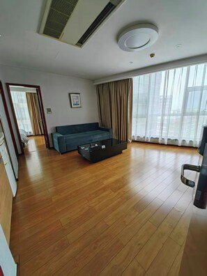 Suite familiar | Edredón, minibar, escritorio y espacio para trabajar con laptop 