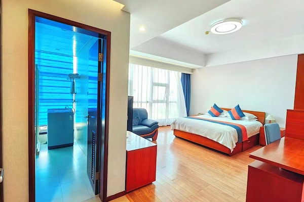 Selimut bulu angsa, minibar, meja kerja, dan ruang kerja ramah laptop