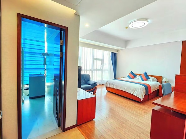 1 bedroom, minibar, desk, laptop workspace