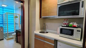 Shower, rainfall showerhead, free toiletries, hair dryer