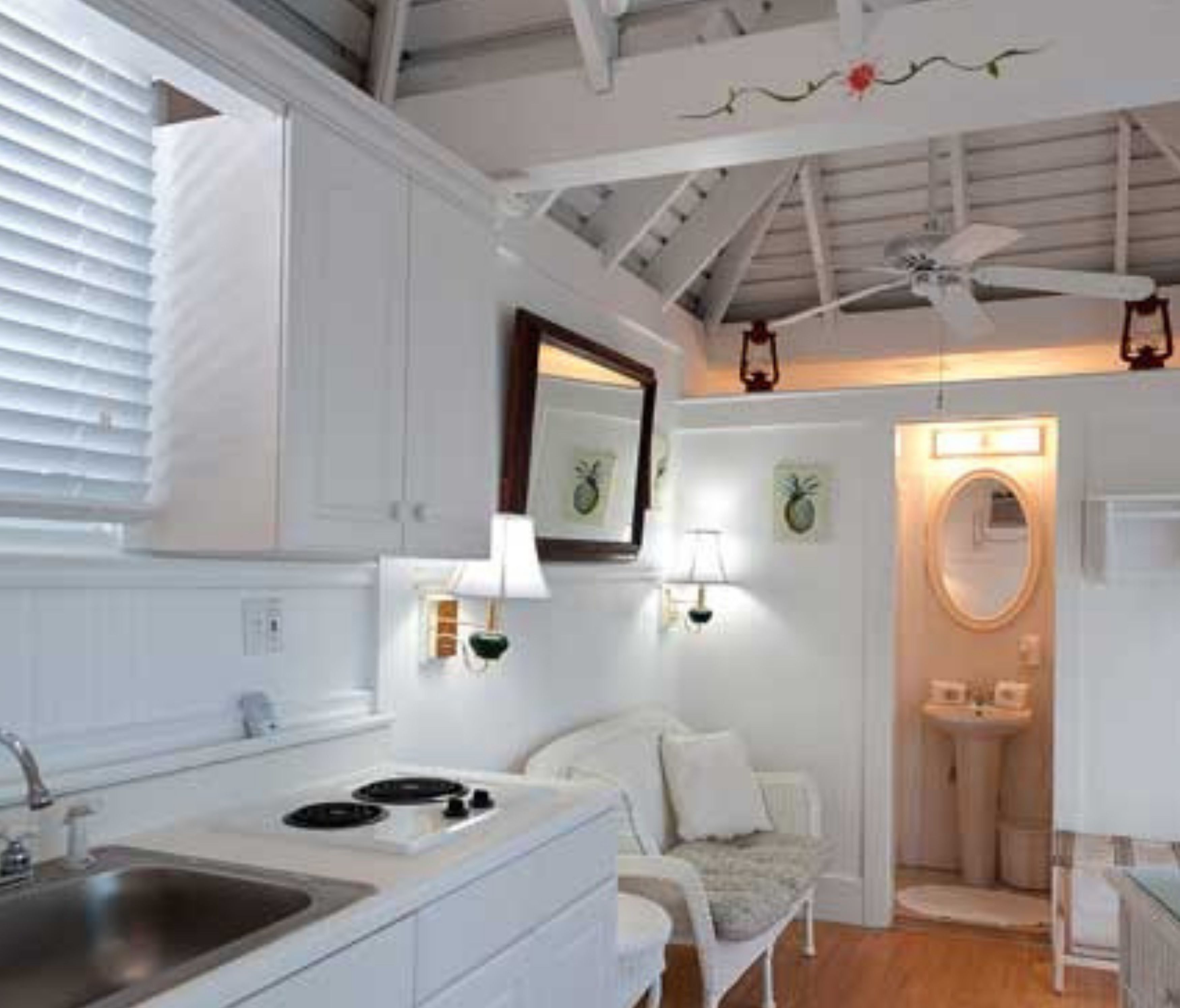 romantic studio suite, private bathroom (111 pineapple) | private kitchen | mini-fridge, microwave, coffee/tea maker, toaster