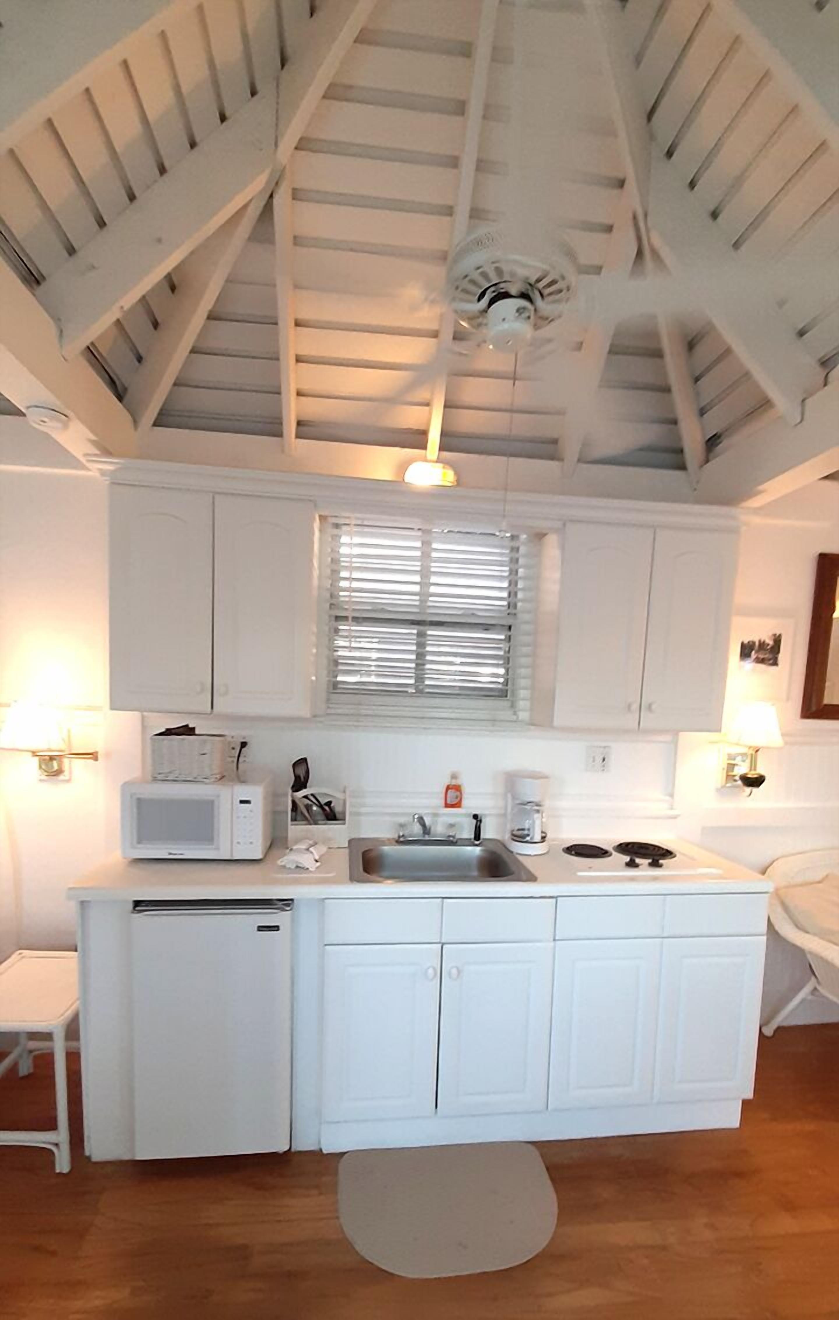 romantic studio suite, private bathroom (111 pineapple) | private kitchen | mini-fridge, microwave, coffee/tea maker, toaster