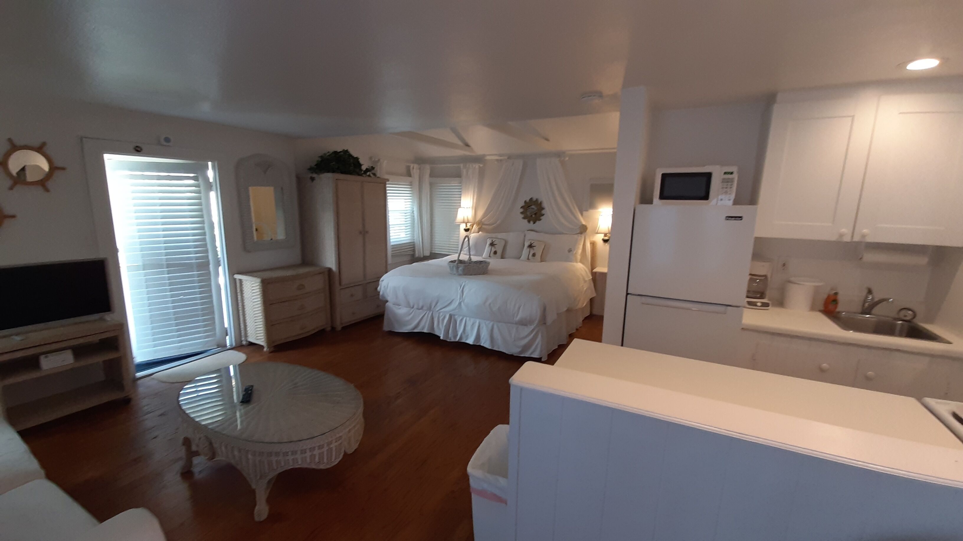 romantic studio suite, private bathroom (106 sand dollar) | in-room safe, iron/ironing board, free wifi, bed sheets