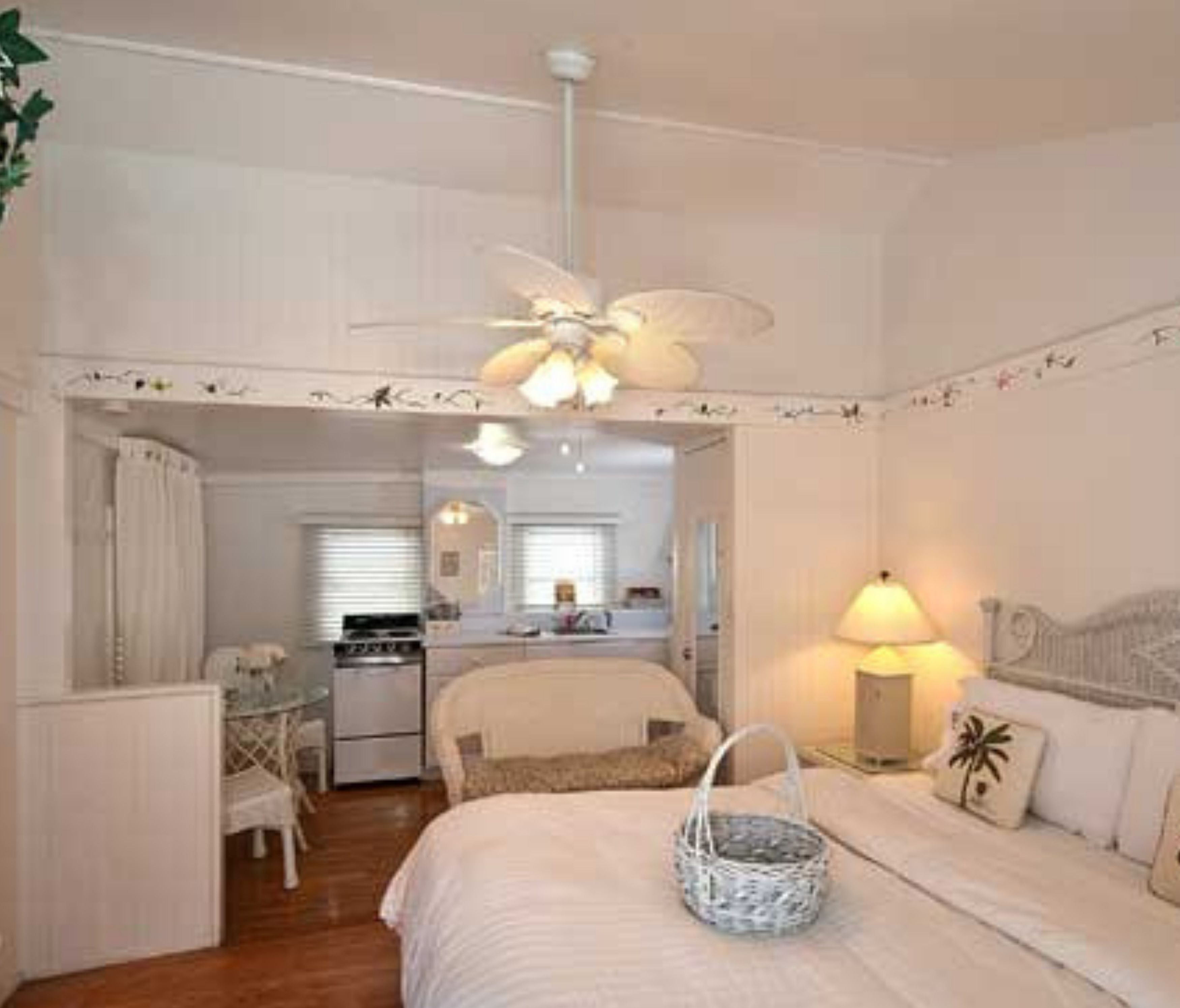 romantic studio suite, private bathroom (109 sunset) | in-room safe, iron/ironing board, free wifi, bed sheets