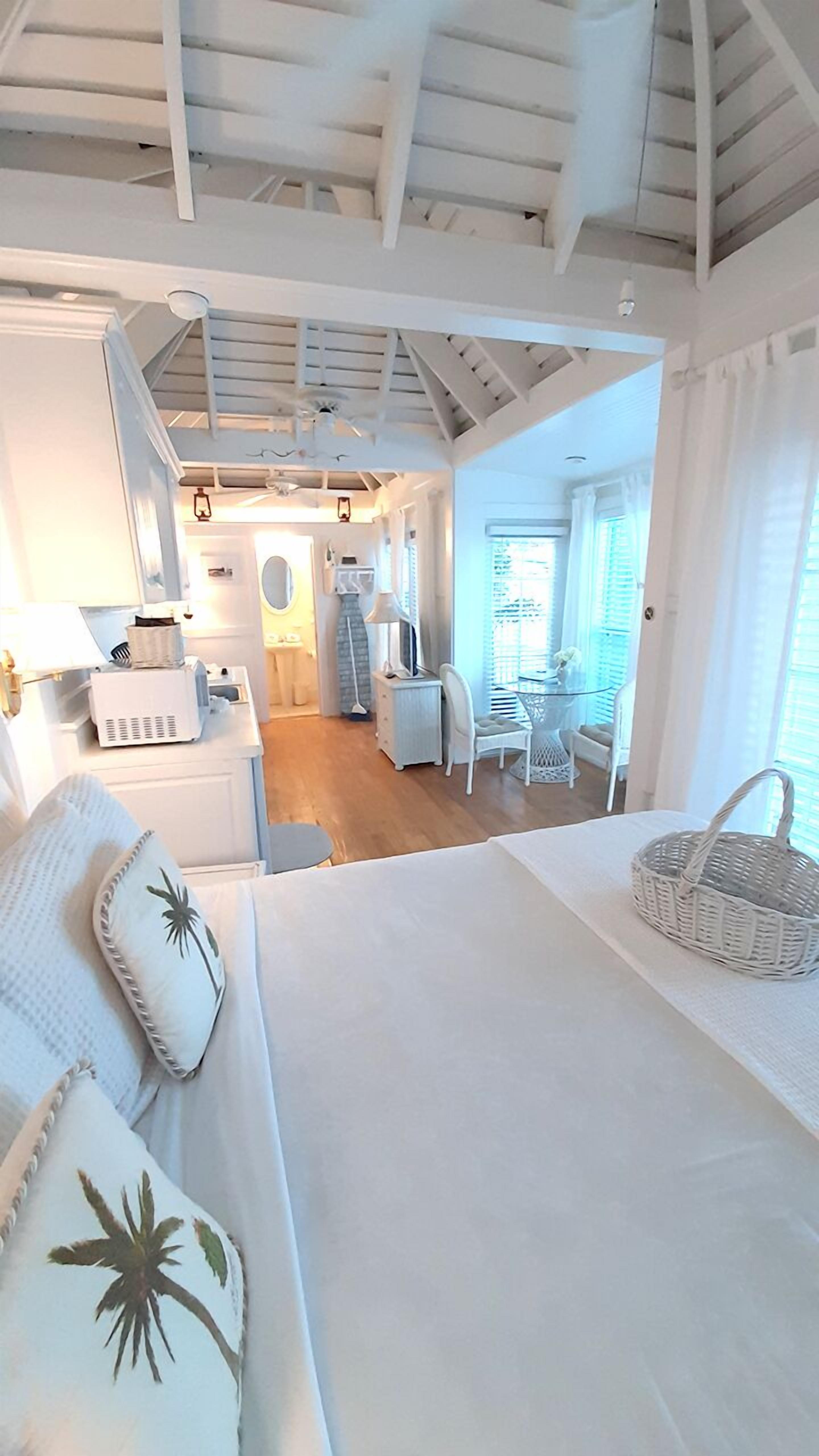 romantic studio suite, private bathroom (111 pineapple) | in-room safe, iron/ironing board, free wifi, bed sheets