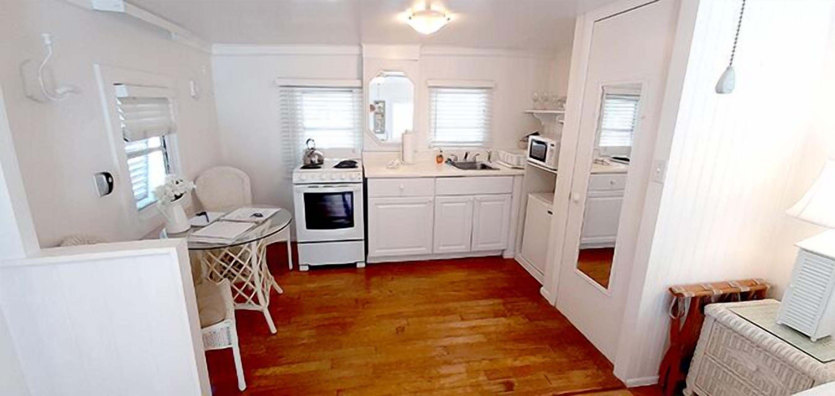 romantic studio suite, private bathroom (109 sunset) | private kitchen | mini-fridge, microwave, coffee/tea maker, toaster