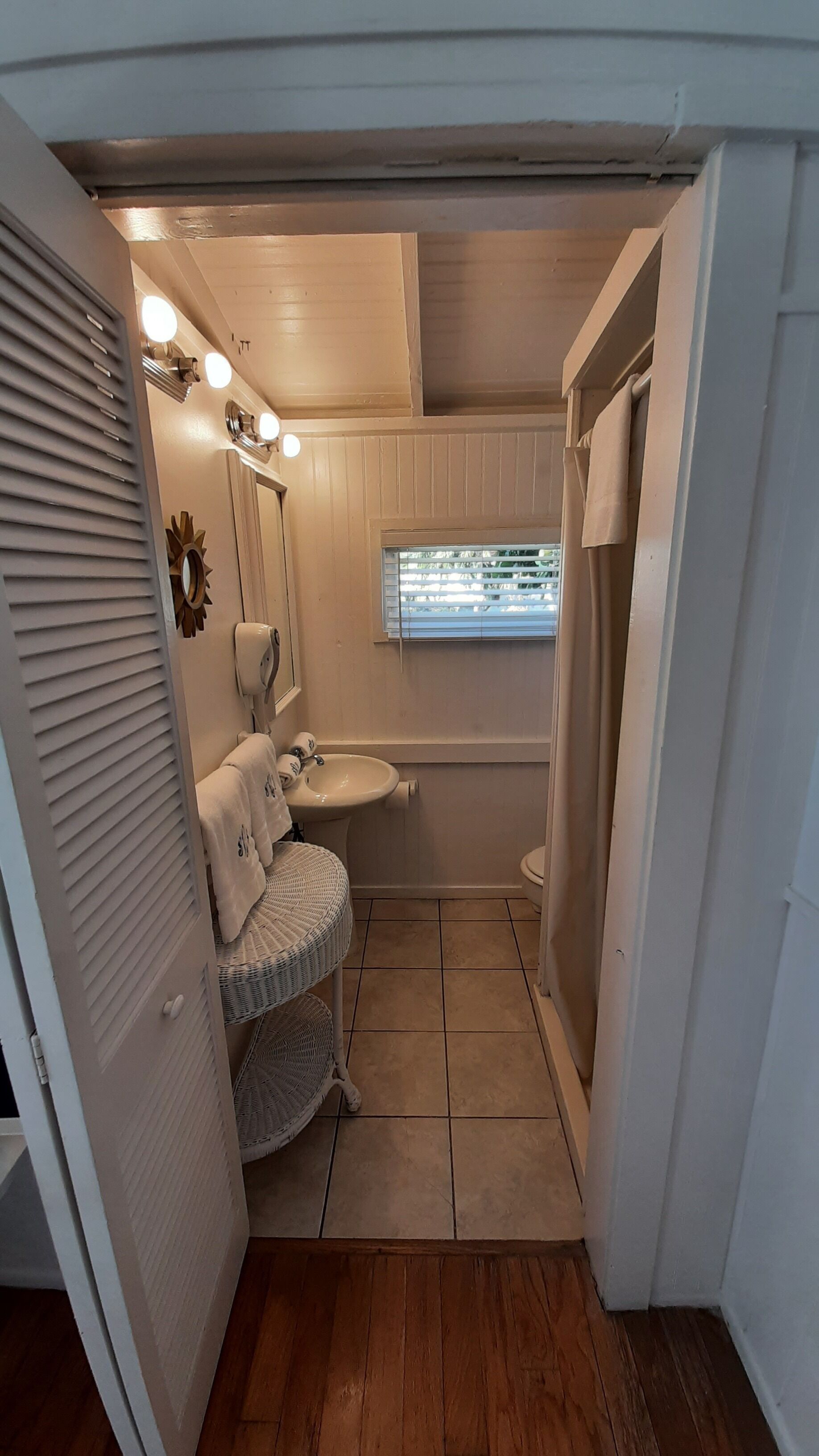 romantic studio suite, private bathroom (109 sunset) | bathroom | shower, hair dryer, towels
