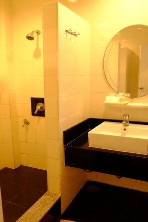 2 Bedroom Beachfront | Bathroom - Wangkaew Resort (Klaeng)