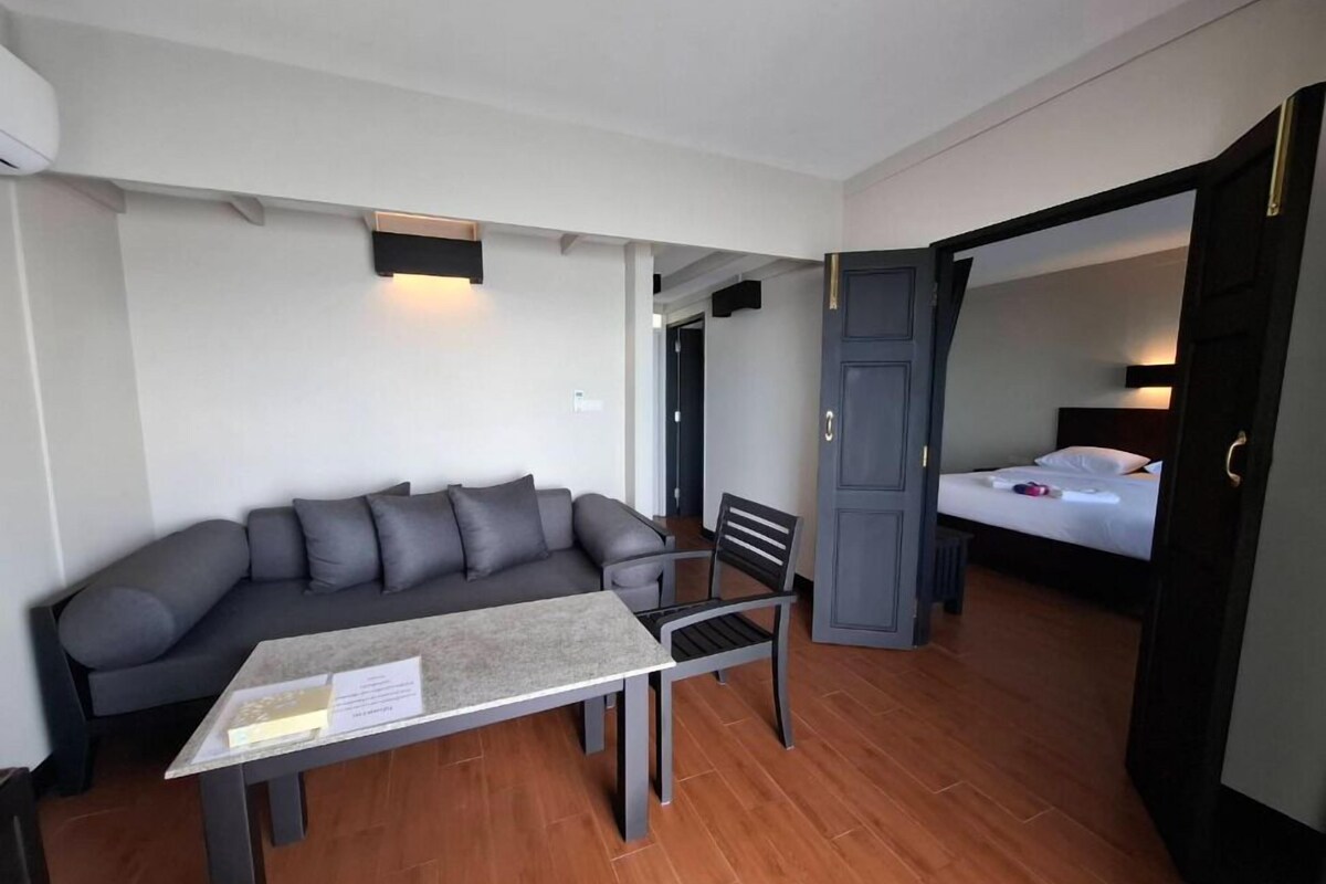 Baan Chom Talay Suite | 1 chambre, minibar, accès au Wi-Fi (inclus), literie fournie
