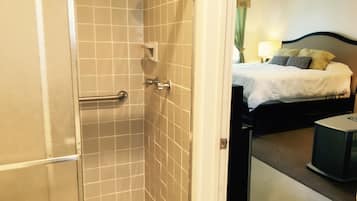 Superior Room, 1 King Bed | Bathroom | Shower, rainfall showerhead, hair dryer, towels