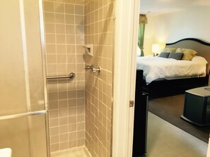 Superior Room, 1 King Bed | Bathroom | Shower, rainfall showerhead, hair dryer, towels