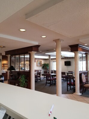 Lobby - Gateway Inn and Suites (Clarksville)