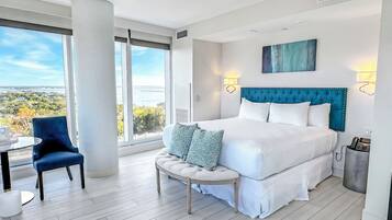 高档床上用品、加厚床垫、客房内保险箱、办公桌