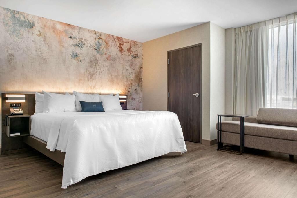 Premium bedding, desk, iron/ironing board, free cots/infant beds